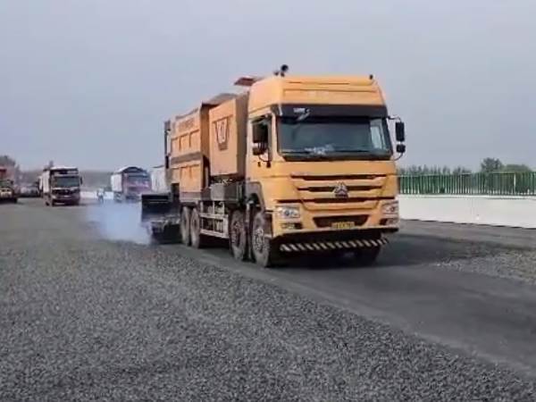A brief analysis on the new road construction equipment fiber synchronous gravel sealing truck_1